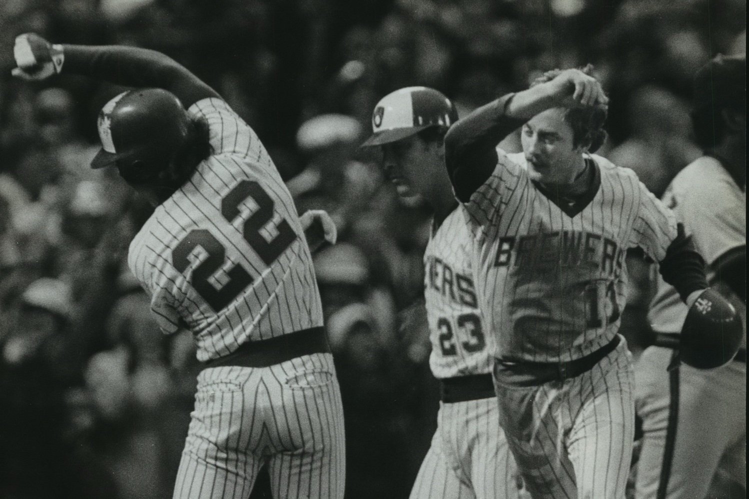 Brewers legend Cecil Cooper throws out first pitch at Brewers' Re