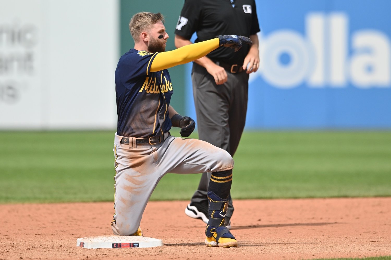 Willy Adames hits 2 HRs as Brewers top Guardians