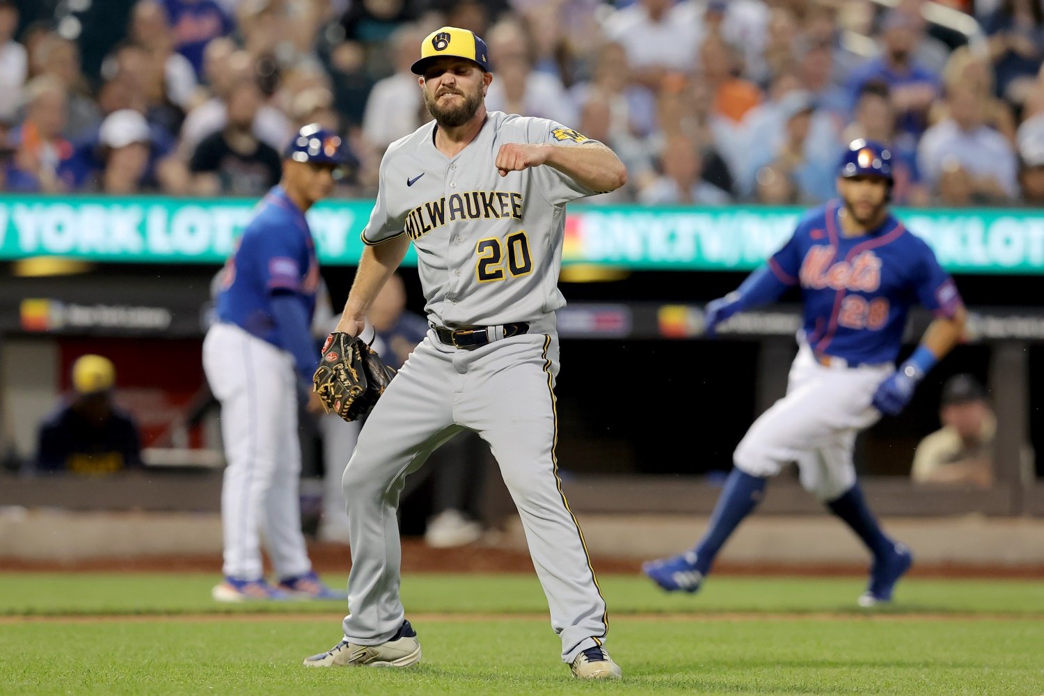 Mets' Pete Alonso homers off Corbin Burnes to tie the game