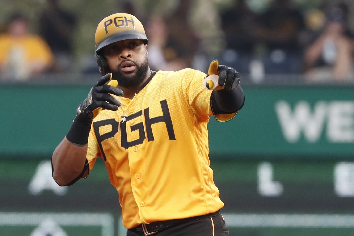 Brewers acquire 1B Santana from Pirates