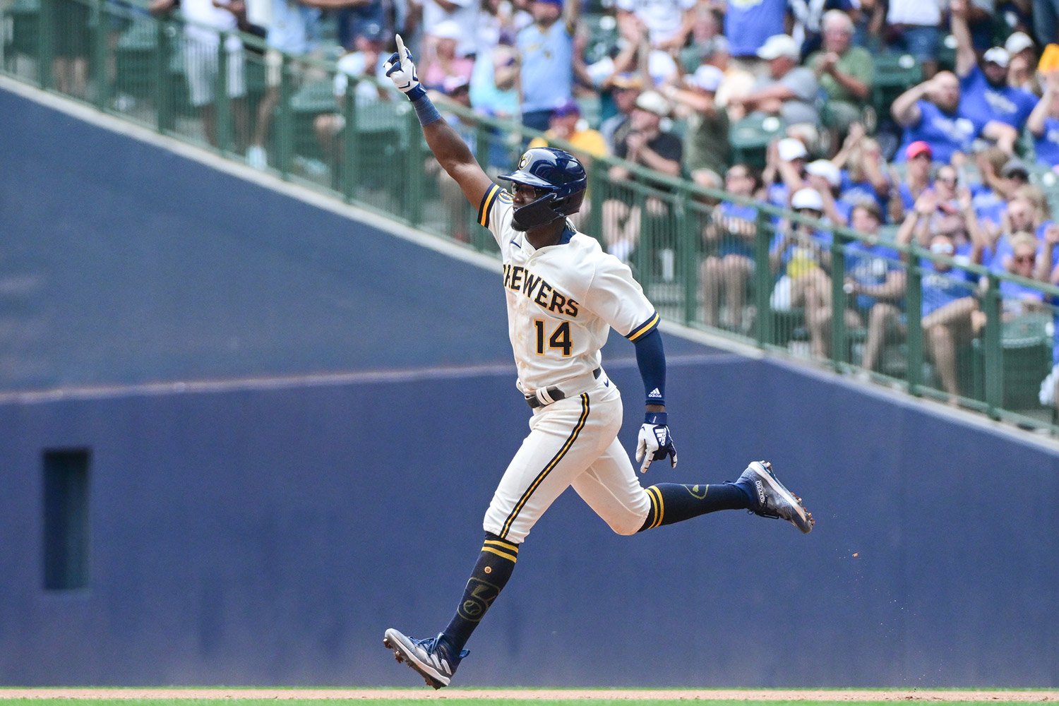 Willy Adames sparks Brewers' offensive outburst in win over Pirates