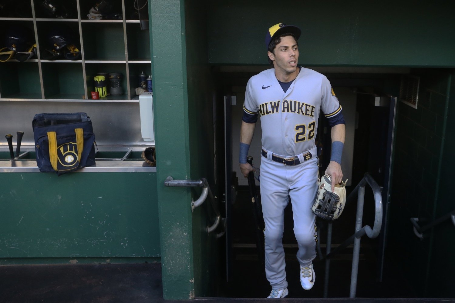 Brewers' Yelich put on 10-day injured list with sore back