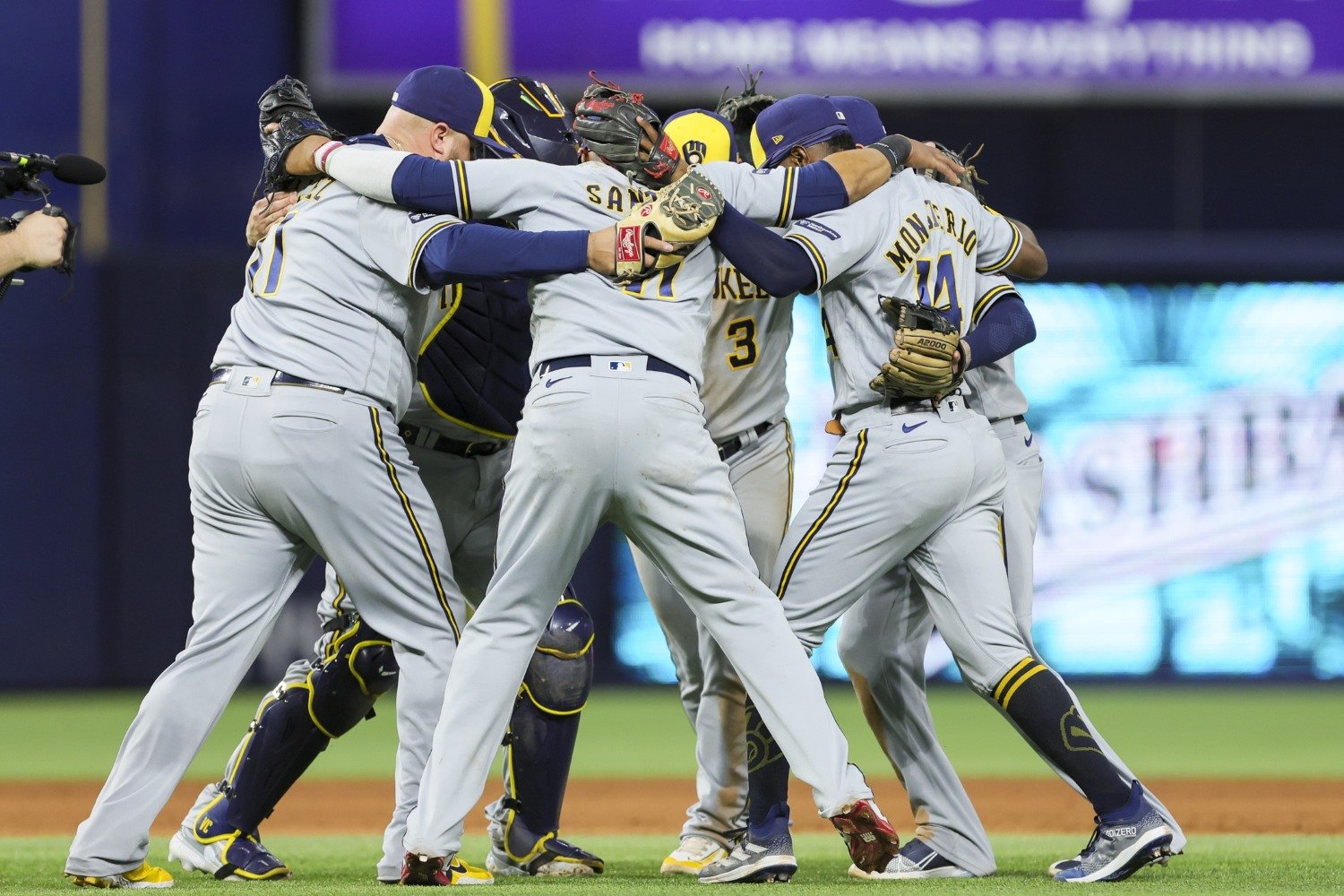 Official Brewers 2023 Milwaukee Brewers NL Central Division