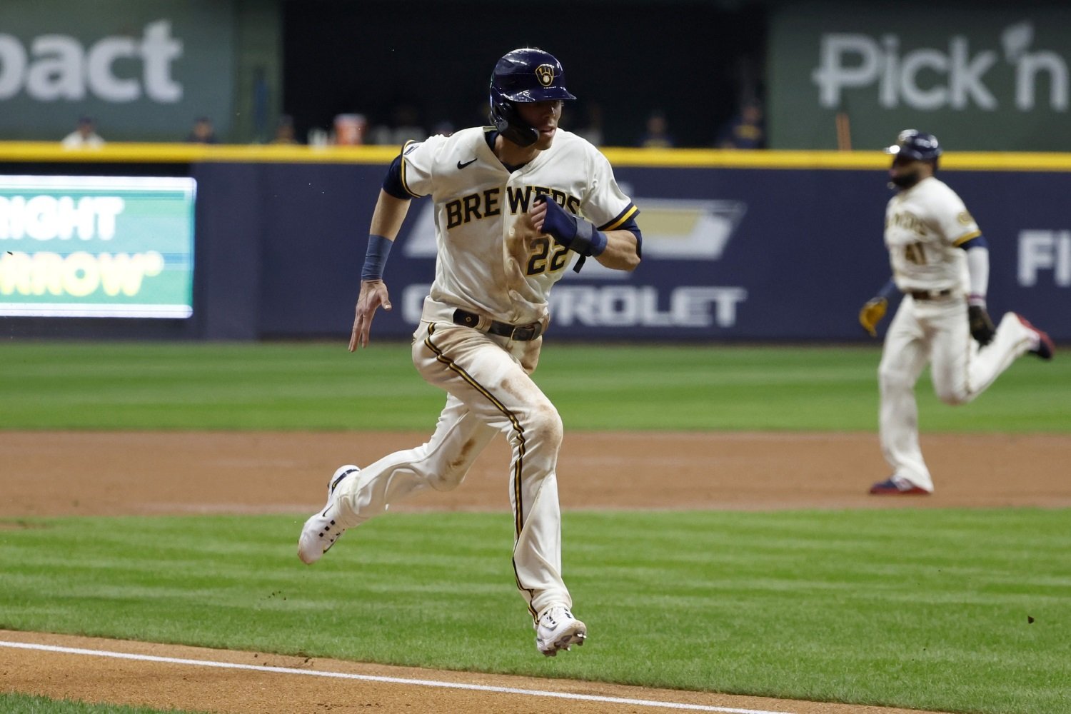 Willy Adames' steal of home highlights Brewers' victory