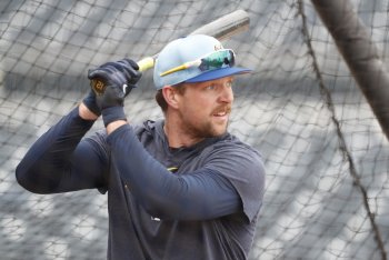 Pros and Cons of the Milwaukee Brewers Trading Rhys Hoskins