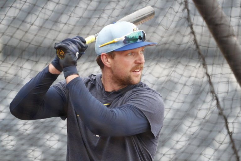 Pros and Cons of the Milwaukee Brewers Trading Rhys Hoskins